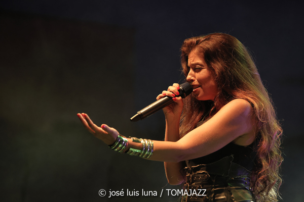 Soleá Morente (La LLuna en Vers. Santuari de Consolació, Sant Joan, Mallorca. 2025-08-09) Por José Luis Luna Rocafort [INSTANTZZ AKA Galería fotográfica AKA Fotoblog de jazz, impro… y algo más] - Tomajazz - Soleá Morente actuó en La LLuna en Vers en Santuari de Consolació, Sant Joan, Mallorca, el 9 de agosto de 2025. José Luis Luna Rocafort lo retrata en INSTANTZZ