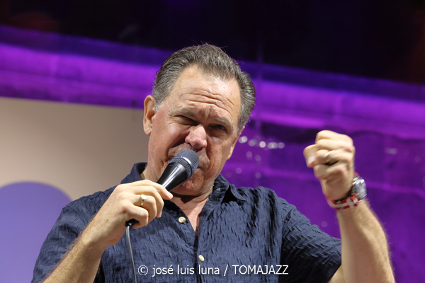 Kurt Elling & The Yellowjackets: Celebrate Weather Report (60 Festival de Jazz de San Sebastián 2025. 2025-07-24) Por José Luis Luna Rocafort [INSTANTZZ AKA Galería fotográfica AKA Fotoblog de jazz, impro… y algo más] - Tomajazz - Kurt Elling & The Yellowjackets: Celebrate Weather Report participaron en el 60 Festival de Jazz de San Sebastián 2025. José Luis Luna Rocafort lo retrata en INSTANTZZ. Actuaron Kurt Elling, Russell Ferrante: piano, teclados Bob Mintzer: saxo tenor, EWI Dane Alderson: bajo eléctrico William Kennedy