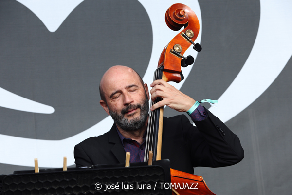 Jessie Gordon Quintet (60 Festival de Jazz de San Sebastián 2025. 2025-07-24) Por José Luis Luna Rocafort [INSTANTZZ AKA Galería fotográfica AKA Fotoblog de jazz, impro… y algo más] - Tomajazz - Jessie Gordon Quintet actuó en el 60 Festival de Jazz de San Sebastián 2025. José Luis Luna Rocafort lo retrata en INSTANTZZ. Actuaron Jessie Gordon, Enric Peidro, Fede Mazzanti, Ignasi González, Xavi Hinojosa