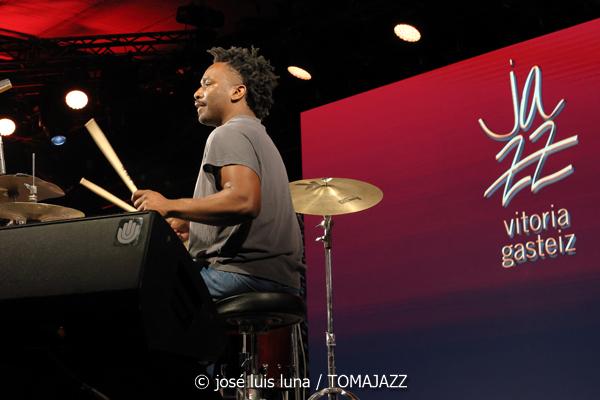 Jose James (48 Festival de Jazz de Vitoria. 2025-07-17) Por José Luis Luna Rocafort [INSTANTZZ AKA Galería fotográfica AKA Fotoblog de jazz, impro… y algo más] - Tomajazz - Jose James actuó en el 48 Festival de Jazz de Vitoria 2025. José Luis Luna Rocafort lo retrata en INSTANTZZ. Actuaron Jose James, BigYuki, Yves Fernández, Dom Gerva, Ebban Dorsey