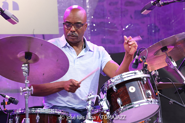 Marc Ribot Hurry Red Telephone (60 Festival de Jazz de San Sebastián 2025. 2025-07-25) Por José Luis Luna Rocafort [INSTANTZZ AKA Galería fotográfica AKA Fotoblog de jazz, impro… y algo más] - Tomajazz - Marc Ribot Hurry Red Telephone actuó en el 60 Festival de Jazz de San Sebastián 2025. José Luis Luna Rocafort lo retrata en INSTANTZZ. Actuaron Marc Ribot, Ava Mendoza, Sebastian Steinberg, Chad Taylor