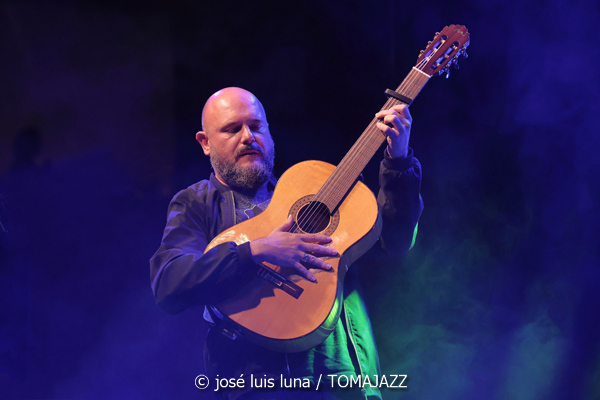 Niño de Elche (La LLuna en Vers. Santuari de Consolació, Sant Joan, Mallorca. 2025-08-09) Por José Luis Luna Rocafort [INSTANTZZ AKA Galería fotográfica AKA Fotoblog de jazz, impro… y algo más] - Tomajazz - Niño de Elche actuó en La LLuna en Vers en Santuari de Consolació, Sant Joan, Mallorca, el 9 de agosto de 2025. José Luis Luna Rocafort lo retrata en INSTANTZZ. Actuaron Niño de Elche, Xisco Rojo, Susana Hernández "DJ Ylia"