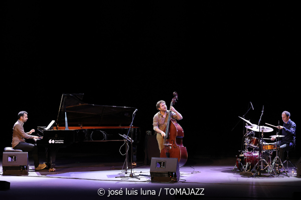Pere Bujosa Trío (XI JazzEñe 2025. Teatro Victoria Eugenia, Donosti – San Sebastián. 2025-07-26) Por José Luis Luna Rocafort [INSTANTZZ AKA Galería fotográfica AKA Fotoblog de jazz, impro… y algo más] - Tomajazz - Pere Bujosa Trío actuó en el XI JazzEñe 2025 en Donosti – San Sebastián, el 26 de julio de 2025. José Luis Luna Rocafort lo retrata en INSTANTZZ. Actuaron Pere Bujosa, Xavi Torres, Joan Terol