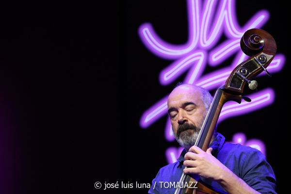 Sarah Hanahan + Luca Filastro Trio (48 Festival de Jazz de Vitoria. 2025-07-18) Por José Luis Luna Rocafort [INSTANTZZ AKA Galería fotográfica AKA Fotoblog de jazz, impro… y algo más] - Tomajazz - Sarah Hanahan + Luca Filastro Trio actuaron en el 48 Festival de Jazz de Vitoria 2025. José Luis Luna Rocafort lo retrata en INSTANTZZ. Actuaron Sarah Hanahan, Luca Filastro, Vincenzo Florio, Andrea Nunzi