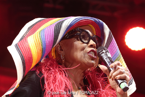 Dee Dee Bridgewater (60 Festival de Jazz de San Sebastián 2025. 2025-07-25) Por José Luis Luna Rocafort [INSTANTZZ AKA Galería fotográfica AKA Fotoblog de jazz, impro… y algo más] - Tomajazz - Dee Dee Bridgewater actuó en el 60 Festival de Jazz de San Sebastián 2025. José Luis Luna Rocafort la retrata en INSTANTZZ. Actuaron Dee Dee Bridgewater, Carmen Staaf, Rosa Brunello, Shirazette Tinnin