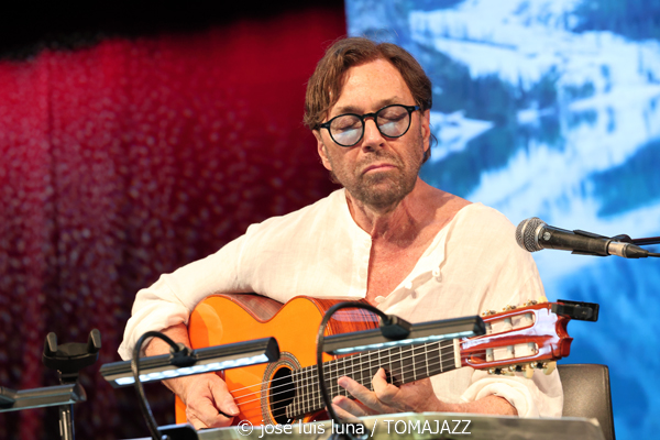 Al Di Meola (48 Festival de Jazz de Vitoria. 2025-07-18) Por José Luis Luna Rocafort [INSTANTZZ AKA Galería fotográfica AKA Fotoblog de jazz, impro… y algo más] - Tomajazz - Al Di Meola actuó en el 48 Festival de Jazz de Vitoria 2025. José Luis Luna Rocafort lo retrata en INSTANTZZ. Actuaron Al Di Meola, Peo Alfonsi, Sergio Martínes