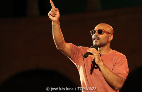 Myles Sanko (Jazz Palma Festival 2025. Castell de Bellver. Palma. 2025-08-07) Por José Luis Luna Rocafort [INSTANTZZ AKA Galería fotográfica AKA Fotoblog de jazz, impro… y algo más] - Tomajazz - Myles Sanko actuó en el Jazz Palma Festival 2025. José Luis Luna Rocafort lo retrata en INSTANTZZ. Actuaron Myles Sanko, Tom O'Grady, Gareth Lumbers, George Cashmore, Jon Mapp, Ric Elsworth