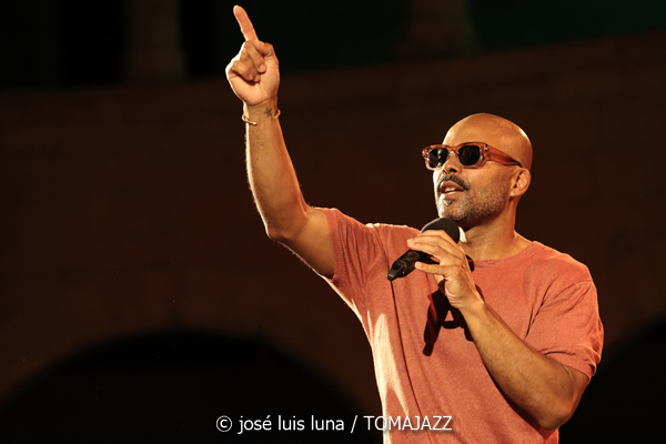 Myles Sanko (Jazz Palma Festival 2025. Castell de Bellver. Palma. 2025-08-07) Por José Luis Luna Rocafort [INSTANTZZ AKA Galería fotográfica AKA Fotoblog de jazz, impro… y algo más] - Tomajazz - Myles Sanko actuó en el Jazz Palma Festival 2025. José Luis Luna Rocafort lo retrata en INSTANTZZ. Actuaron Myles Sanko, Tom O'Grady, Gareth Lumbers, George Cashmore, Jon Mapp, Ric Elsworth