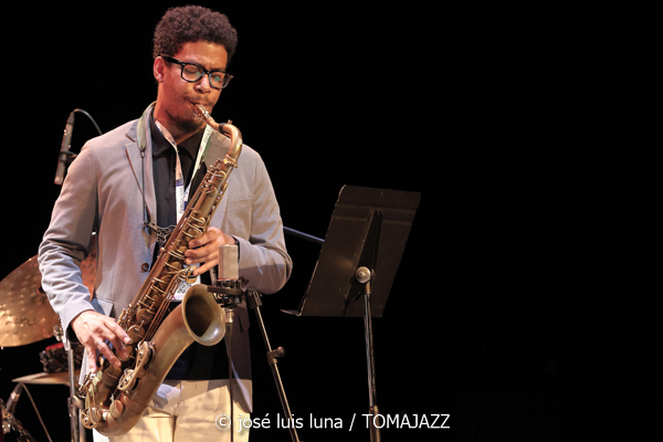 Daniel Román Jazz Quintet (XI JazzEñe 2025. Teatro Victoria Eugenia, Donosti – San Sebastián. 2025-07-26) Por José Luis Luna Rocafort [INSTANTZZ AKA Galería fotográfica AKA Fotoblog de jazz, impro… y algo más] - Tomajazz - Daniel Román Jazz Quintet actuó en XI JazzEñe 2025. José Luis Luna Rocafort lo retrata en INSTANTZZ. Actuaron Daniel Román, Román Filiú, César Filiú, Álvaro del Valle, Naíma Acuña