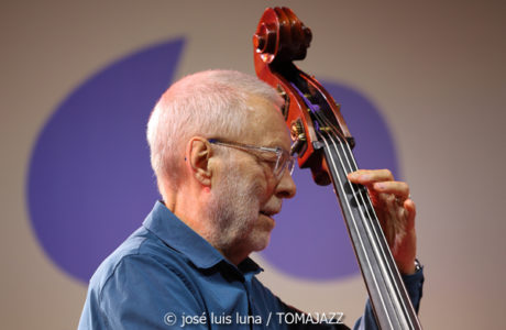 Dave Holland / Chris Potter: Kismet (60 Festival de Jazz de San Sebastián 2025. 2025-07-26) Por José Luis Luna Rocafort [INSTANTZZ AKA Galería fotográfica AKA Fotoblog de jazz, impro… y algo más] - Tomajazz - Dave Holland / Chris Potter actuaron con Kismet en el 60 Festival de Jazz de San Sebastián 2025. José Luis Luna Rocafort lo retrata en INSTANTZZ. Con Dave Holland, Chris Potter, Marcus Gilmore