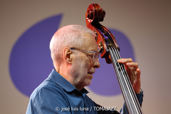 Dave Holland / Chris Potter: Kismet (60 Festival de Jazz de San Sebastián 2025. 2025-07-26) Por José Luis Luna Rocafort [INSTANTZZ AKA Galería fotográfica AKA Fotoblog de jazz, impro… y algo más] - Tomajazz - Dave Holland / Chris Potter actuaron con Kismet en el 60 Festival de Jazz de San Sebastián 2025. José Luis Luna Rocafort lo retrata en INSTANTZZ. Con Dave Holland, Chris Potter, Marcus Gilmore