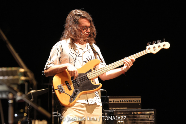 Eme Eme Project (XI JazzEñe 2025. Teatro Victoria Eugenia, Donosti – San Sebastián. 2025-07-25) Por José Luis Luna Rocafort [INSTANTZZ AKA Galería fotográfica AKA Fotoblog de jazz, impro… y algo más] - Tomajazz - Eme Eme Project de Marta Mansilla actuó en XI JazzEñe 2025 en San Sebastián. José Luis Luna Rocafort retrata el concierto en INSTANTZZ. Actuaron Marta Mansilla, David Sancho, Antonio Tomás Sepúlveda, Jesús Caparrós, Rodrigo Ballesteros