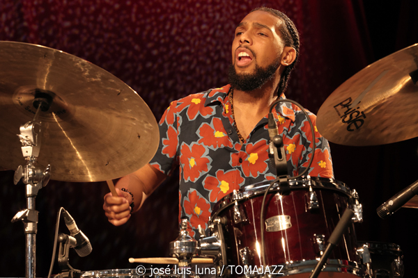 Jazzmeia Horn (48 Festival de Jazz de Vitoria. 2025-07-17) Por José Luis Luna Rocafort [INSTANTZZ AKA Galería fotográfica AKA Fotoblog de jazz, impro… y algo más] - Tomajazz - Jazzmeia Horn actuó en el 48 Festival de Jazz de Vitoria 2025. José Luis Luna Rocafort la retrata en INSTANTZZ. Actuaron Jazzmeia Horn, Joel Holmes, Ameen Saleem, Ryan Sands