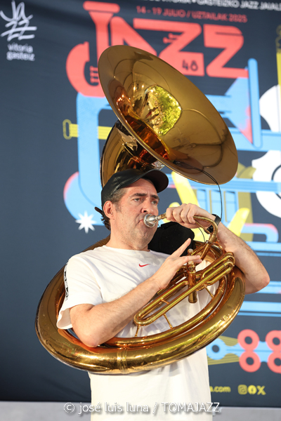 Hip Horns Brass Collective (48 Festival de Jazz de Vitoria. 2025-07-12) Por José Luis Luna Rocafort [INSTANTZZ AKA Galería fotográfica AKA Fotoblog de jazz, impro… y algo más] - Tomajazz - Hip Horns Brass Collective actuó en el 48 Festival de Jazz de Vitoria 2025. José Luis Luna Rocafort lo retrata en INSTANTZZ. Actuaron Mabreezee, Aina Pla, Gregori Hollis, Alvar Monfort, Nil Vilà, Albert Costa, Alba Pujals, David Parras, Arnau Alonso, Zarata Selektion