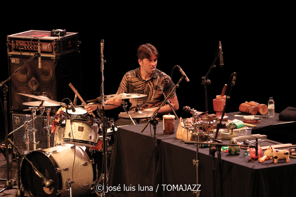 Hermeto Pascoal & Grupo (60 Festival de Jazz de San Sebastián 2025. 2025-07-25) Por José Luis Luna Rocafort [INSTANTZZ AKA Galería fotográfica AKA Fotoblog de jazz, impro… y algo más] - Tomajazz - Hermeto Pascoal & Grupo actuó en el 60 Festival de Jazz de San Sebastián 2025. José Luis Luna Rocafort retrata el concierto en INSTANTZZ. Actuaron Hermeto Pascoal, Itiberê Zwarg, André Marques, Jota P., Fábio Pascoal, Ajuriña Zwarg
