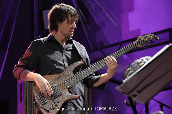 Kurt Elling & The Yellowjackets: Celebrate Weather Report (60 Festival de Jazz de San Sebastián 2025. 2025-07-24) Por José Luis Luna Rocafort [INSTANTZZ AKA Galería fotográfica AKA Fotoblog de jazz, impro… y algo más] - Tomajazz - Kurt Elling & The Yellowjackets: Celebrate Weather Report participaron en el 60 Festival de Jazz de San Sebastián 2025. José Luis Luna Rocafort lo retrata en INSTANTZZ. Actuaron Kurt Elling, Russell Ferrante: piano, teclados Bob Mintzer: saxo tenor, EWI Dane Alderson: bajo eléctrico William Kennedy