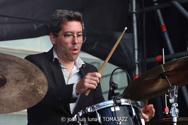 Jessie Gordon Quintet (60 Festival de Jazz de San Sebastián 2025. 2025-07-24) Por José Luis Luna Rocafort [INSTANTZZ AKA Galería fotográfica AKA Fotoblog de jazz, impro… y algo más] - Tomajazz - Jessie Gordon Quintet actuó en el 60 Festival de Jazz de San Sebastián 2025. José Luis Luna Rocafort lo retrata en INSTANTZZ. Actuaron Jessie Gordon, Enric Peidro, Fede Mazzanti, Ignasi González, Xavi Hinojosa