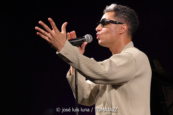 Jose James (48 Festival de Jazz de Vitoria. 2025-07-17) Por José Luis Luna Rocafort [INSTANTZZ AKA Galería fotográfica AKA Fotoblog de jazz, impro… y algo más] - Tomajazz - Jose James actuó en el 48 Festival de Jazz de Vitoria 2025. José Luis Luna Rocafort lo retrata en INSTANTZZ. Actuaron Jose James, BigYuki, Yves Fernández, Dom Gerva, Ebban Dorsey