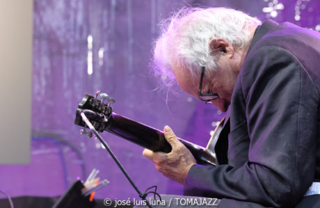 Marc Ribot Hurry Red Telephone (60 Festival de Jazz de San Sebastián 2025. 2025-07-25) Por José Luis Luna Rocafort [INSTANTZZ AKA Galería fotográfica AKA Fotoblog de jazz, impro… y algo más] - Tomajazz - Marc Ribot Hurry Red Telephone actuó en el 60 Festival de Jazz de San Sebastián 2025. José Luis Luna Rocafort lo retrata en INSTANTZZ. Actuaron Marc Ribot, Ava Mendoza, Sebastian Steinberg, Chad Taylor