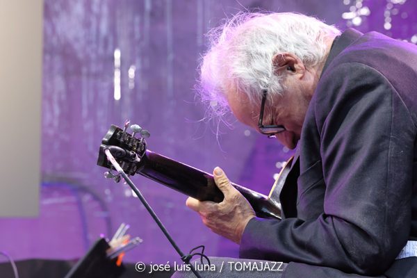 Marc Ribot Hurry Red Telephone (60 Festival de Jazz de San Sebastián 2025. 2025-07-25) Por José Luis Luna Rocafort [INSTANTZZ AKA Galería fotográfica AKA Fotoblog de jazz, impro… y algo más] - Tomajazz - Marc Ribot Hurry Red Telephone actuó en el 60 Festival de Jazz de San Sebastián 2025. José Luis Luna Rocafort lo retrata en INSTANTZZ. Actuaron Marc Ribot, Ava Mendoza, Sebastian Steinberg, Chad Taylor