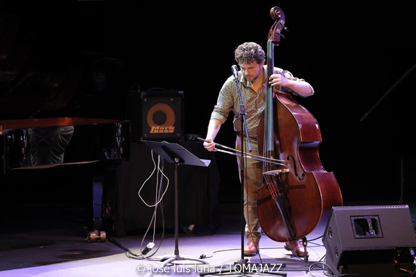 Pere Bujosa Trío (XI JazzEñe 2025. Teatro Victoria Eugenia, Donosti – San Sebastián. 2025-07-26) Por José Luis Luna Rocafort [INSTANTZZ AKA Galería fotográfica AKA Fotoblog de jazz, impro… y algo más] - Tomajazz - Pere Bujosa Trío actuó en el XI JazzEñe 2025 en Donosti – San Sebastián, el 26 de julio de 2025. José Luis Luna Rocafort lo retrata en INSTANTZZ. Actuaron Pere Bujosa, Xavi Torres, Joan Terol
