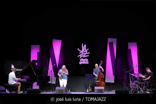 Sarah Hanahan + Luca Filastro Trio (48 Festival de Jazz de Vitoria. 2025-07-18) Por José Luis Luna Rocafort [INSTANTZZ AKA Galería fotográfica AKA Fotoblog de jazz, impro… y algo más] - Tomajazz - Sarah Hanahan + Luca Filastro Trio actuaron en el 48 Festival de Jazz de Vitoria 2025. José Luis Luna Rocafort lo retrata en INSTANTZZ. Actuaron Sarah Hanahan, Luca Filastro, Vincenzo Florio, Andrea Nunzi
