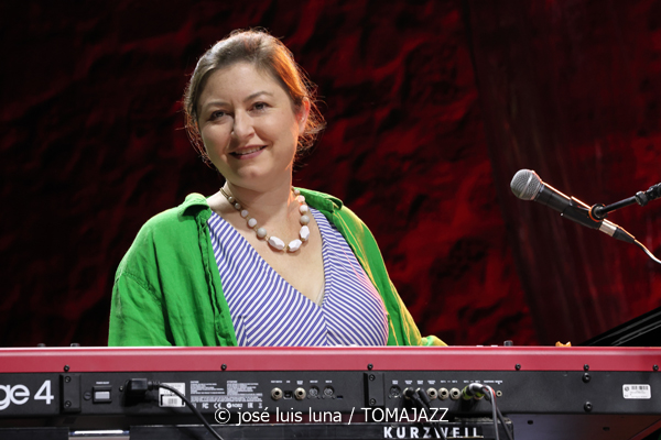 Dee Dee Bridgewater (60 Festival de Jazz de San Sebastián 2025. 2025-07-25) Por José Luis Luna Rocafort [INSTANTZZ AKA Galería fotográfica AKA Fotoblog de jazz, impro… y algo más] - Tomajazz - Dee Dee Bridgewater actuó en el 60 Festival de Jazz de San Sebastián 2025. José Luis Luna Rocafort la retrata en INSTANTZZ. Actuaron Dee Dee Bridgewater, Carmen Staaf, Rosa Brunello, Shirazette Tinnin