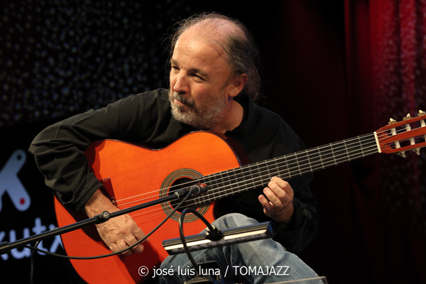 Al Di Meola (48 Festival de Jazz de Vitoria. 2025-07-18) Por José Luis Luna Rocafort [INSTANTZZ AKA Galería fotográfica AKA Fotoblog de jazz, impro… y algo más] - Tomajazz - Al Di Meola actuó en el 48 Festival de Jazz de Vitoria 2025. José Luis Luna Rocafort lo retrata en INSTANTZZ. Actuaron Al Di Meola, Peo Alfonsi, Sergio Martínes