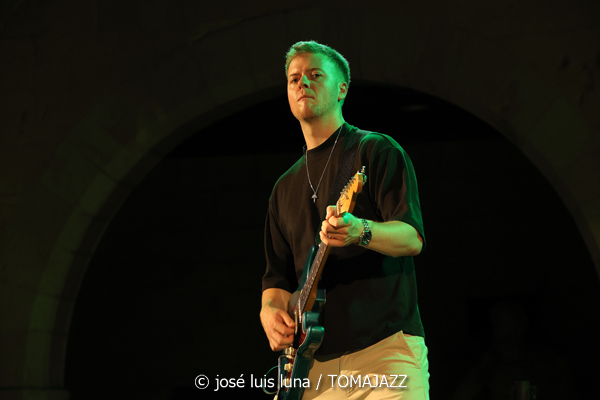 Myles Sanko (Jazz Palma Festival 2025. Castell de Bellver. Palma. 2025-08-07) Por José Luis Luna Rocafort [INSTANTZZ AKA Galería fotográfica AKA Fotoblog de jazz, impro… y algo más] - Tomajazz - Myles Sanko actuó en el Jazz Palma Festival 2025. José Luis Luna Rocafort lo retrata en INSTANTZZ. Actuaron Myles Sanko, Tom O'Grady, Gareth Lumbers, George Cashmore, Jon Mapp, Ric Elsworth