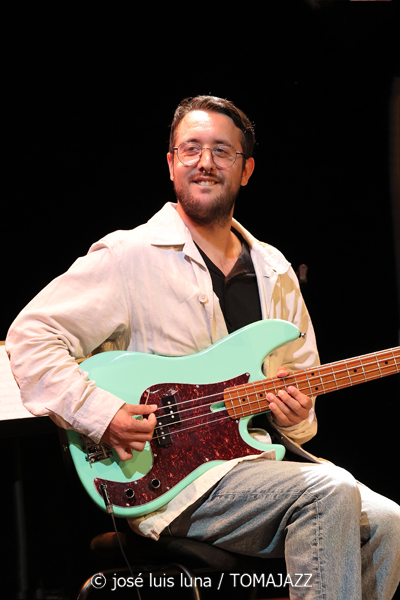 Daniel Román Jazz Quintet (XI JazzEñe 2025. Teatro Victoria Eugenia, Donosti – San Sebastián. 2025-07-26) Por José Luis Luna Rocafort [INSTANTZZ AKA Galería fotográfica AKA Fotoblog de jazz, impro… y algo más] - Tomajazz - Daniel Román Jazz Quintet actuó en XI JazzEñe 2025. José Luis Luna Rocafort lo retrata en INSTANTZZ. Actuaron Daniel Román, Román Filiú, César Filiú, Álvaro del Valle, Naíma Acuña