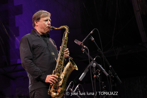 Dave Holland / Chris Potter: Kismet (60 Festival de Jazz de San Sebastián 2025. 2025-07-26) Por José Luis Luna Rocafort [INSTANTZZ AKA Galería fotográfica AKA Fotoblog de jazz, impro… y algo más] - Tomajazz - Dave Holland / Chris Potter actuaron con Kismet en el 60 Festival de Jazz de San Sebastián 2025. José Luis Luna Rocafort lo retrata en INSTANTZZ. Con Dave Holland, Chris Potter, Marcus Gilmore