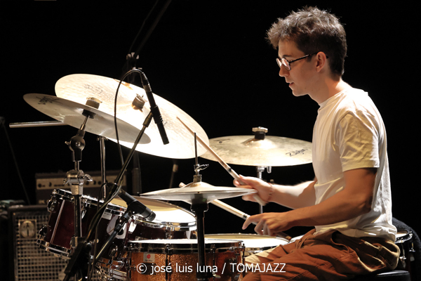 Eme Eme Project (XI JazzEñe 2025. Teatro Victoria Eugenia, Donosti – San Sebastián. 2025-07-25) Por José Luis Luna Rocafort [INSTANTZZ AKA Galería fotográfica AKA Fotoblog de jazz, impro… y algo más] - Tomajazz - Eme Eme Project de Marta Mansilla actuó en XI JazzEñe 2025 en San Sebastián. José Luis Luna Rocafort retrata el concierto en INSTANTZZ. Actuaron Marta Mansilla, David Sancho, Antonio Tomás Sepúlveda, Jesús Caparrós, Rodrigo Ballesteros
