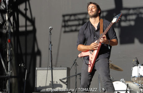 Thomas Camille (60 Festival de Jazz de San Sebastián 2025. 2025-07-24) Por José Luis Luna Rocafort [INSTANTZZ AKA Galería fotográfica AKA Fotoblog de jazz, impro… y algo más] - Tomajazz - Thomas Camille actuó en el 60 Festival de Jazz de San Sebastián 2025. José Luis Luna Rocafort lo retrata en INSTANTZZ. Thomas Camille, Tomás Lizardi, Álvaro Ginés, Jorge González