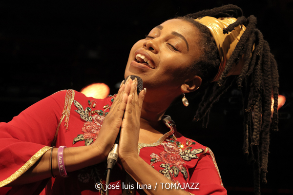 Jazzmeia Horn (48 Festival de Jazz de Vitoria. 2025-07-17) Por José Luis Luna Rocafort [INSTANTZZ AKA Galería fotográfica AKA Fotoblog de jazz, impro… y algo más] - Tomajazz - Jazzmeia Horn actuó en el 48 Festival de Jazz de Vitoria 2025. José Luis Luna Rocafort la retrata en INSTANTZZ. Actuaron Jazzmeia Horn, Joel Holmes, Ameen Saleem, Ryan Sands