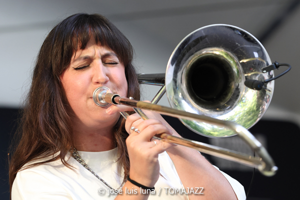 Hip Horns Brass Collective (48 Festival de Jazz de Vitoria. 2025-07-12) Por José Luis Luna Rocafort [INSTANTZZ AKA Galería fotográfica AKA Fotoblog de jazz, impro… y algo más] - Tomajazz - Hip Horns Brass Collective actuó en el 48 Festival de Jazz de Vitoria 2025. José Luis Luna Rocafort lo retrata en INSTANTZZ. Actuaron Mabreezee, Aina Pla, Gregori Hollis, Alvar Monfort, Nil Vilà, Albert Costa, Alba Pujals, David Parras, Arnau Alonso, Zarata Selektion