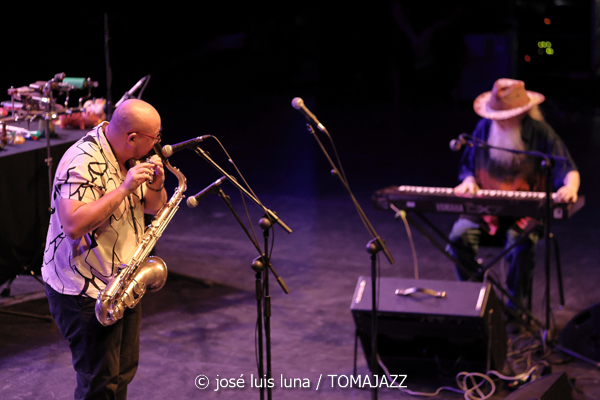Hermeto Pascoal & Grupo (60 Festival de Jazz de San Sebastián 2025. 2025-07-25) Por José Luis Luna Rocafort [INSTANTZZ AKA Galería fotográfica AKA Fotoblog de jazz, impro… y algo más] - Tomajazz - Hermeto Pascoal & Grupo actuó en el 60 Festival de Jazz de San Sebastián 2025. José Luis Luna Rocafort retrata el concierto en INSTANTZZ. Actuaron Hermeto Pascoal, Itiberê Zwarg, André Marques, Jota P., Fábio Pascoal, Ajuriña Zwarg