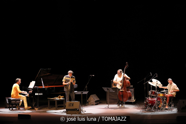 Cuarteto Federal (XI JazzEñe 2025. Teatro Victoria Eugenia, Donosti – San Sebastián. 2025-07-25) Por José Luis Luna Rocafort [INSTANTZZ AKA Galería fotográfica AKA Fotoblog de jazz, impro… y algo más] - Tomajazz - Cuarteto Federal actuó en el XI JazzEñe 2025. José Luis Luna Rocafort lo retrata en INSTANTZZ. Actuaron Kike Perdomo: saxos tenor y soprano Javier Galiana: piano Xacobe Martínez: contrabajo Guillem Arnedo