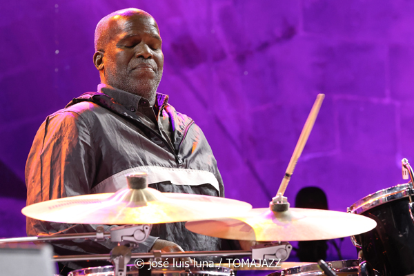 Kurt Elling & The Yellowjackets: Celebrate Weather Report (60 Festival de Jazz de San Sebastián 2025. 2025-07-24) Por José Luis Luna Rocafort [INSTANTZZ AKA Galería fotográfica AKA Fotoblog de jazz, impro… y algo más] - Tomajazz - Kurt Elling & The Yellowjackets: Celebrate Weather Report participaron en el 60 Festival de Jazz de San Sebastián 2025. José Luis Luna Rocafort lo retrata en INSTANTZZ. Actuaron Kurt Elling, Russell Ferrante: piano, teclados Bob Mintzer: saxo tenor, EWI Dane Alderson: bajo eléctrico William Kennedy