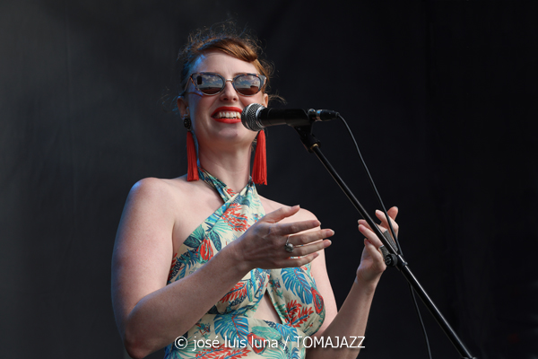 Jessie Gordon Quintet (60 Festival de Jazz de San Sebastián 2025. 2025-07-24) Por José Luis Luna Rocafort [INSTANTZZ AKA Galería fotográfica AKA Fotoblog de jazz, impro… y algo más] - Tomajazz - Jessie Gordon Quintet actuó en el 60 Festival de Jazz de San Sebastián 2025. José Luis Luna Rocafort lo retrata en INSTANTZZ. Actuaron Jessie Gordon, Enric Peidro, Fede Mazzanti, Ignasi González, Xavi Hinojosa