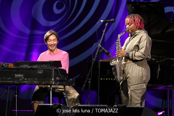 Jose James (48 Festival de Jazz de Vitoria. 2025-07-17) Por José Luis Luna Rocafort [INSTANTZZ AKA Galería fotográfica AKA Fotoblog de jazz, impro… y algo más] - Tomajazz - Jose James actuó en el 48 Festival de Jazz de Vitoria 2025. José Luis Luna Rocafort lo retrata en INSTANTZZ. Actuaron Jose James, BigYuki, Yves Fernández, Dom Gerva, Ebban Dorsey