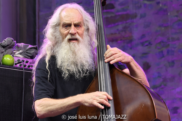 Marc Ribot Hurry Red Telephone (60 Festival de Jazz de San Sebastián 2025. 2025-07-25) Por José Luis Luna Rocafort [INSTANTZZ AKA Galería fotográfica AKA Fotoblog de jazz, impro… y algo más] - Tomajazz - Marc Ribot Hurry Red Telephone actuó en el 60 Festival de Jazz de San Sebastián 2025. José Luis Luna Rocafort lo retrata en INSTANTZZ. Actuaron Marc Ribot, Ava Mendoza, Sebastian Steinberg, Chad Taylor