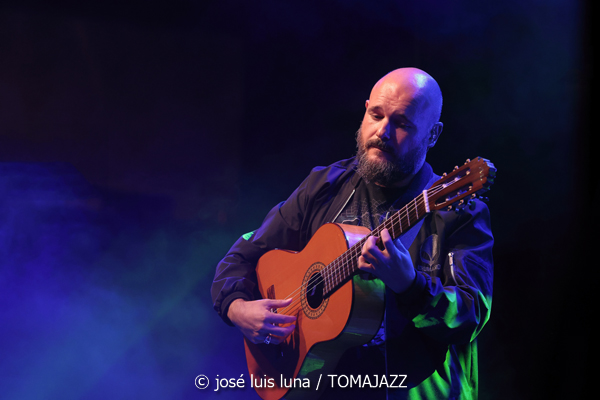 Niño de Elche (La LLuna en Vers. Santuari de Consolació, Sant Joan, Mallorca. 2025-08-09) Por José Luis Luna Rocafort [INSTANTZZ AKA Galería fotográfica AKA Fotoblog de jazz, impro… y algo más] - Tomajazz - Niño de Elche actuó en La LLuna en Vers en Santuari de Consolació, Sant Joan, Mallorca, el 9 de agosto de 2025. José Luis Luna Rocafort lo retrata en INSTANTZZ. Actuaron Niño de Elche, Xisco Rojo, Susana Hernández "DJ Ylia"