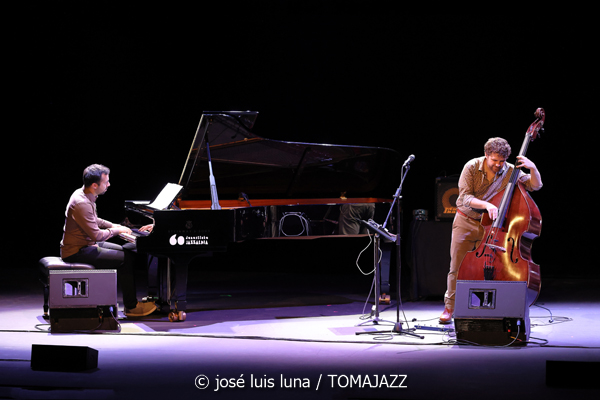 Pere Bujosa Trío (XI JazzEñe 2025. Teatro Victoria Eugenia, Donosti – San Sebastián. 2025-07-26) Por José Luis Luna Rocafort [INSTANTZZ AKA Galería fotográfica AKA Fotoblog de jazz, impro… y algo más] - Tomajazz - Pere Bujosa Trío actuó en el XI JazzEñe 2025 en Donosti – San Sebastián, el 26 de julio de 2025. José Luis Luna Rocafort lo retrata en INSTANTZZ. Actuaron Pere Bujosa, Xavi Torres, Joan Terol