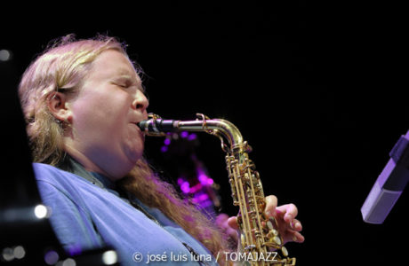 Sarah Hanahan + Luca Filastro Trio  (48 Festival de Jazz de Vitoria. 2025-07-18) Por José Luis Luna Rocafort [INSTANTZZ AKA Galería fotográfica AKA Fotoblog de jazz, impro… y algo más] - Tomajazz - Sarah Hanahan + Luca Filastro Trio  actuaron en el 48 Festival de Jazz de Vitoria 2025. José Luis Luna Rocafort lo retrata en INSTANTZZ. Actuaron Sarah Hanahan, Luca Filastro, Vincenzo Florio, Andrea Nunzi