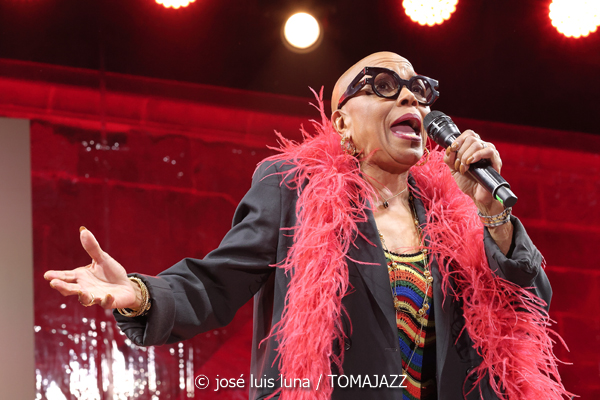 Dee Dee Bridgewater (60 Festival de Jazz de San Sebastián 2025. 2025-07-25) Por José Luis Luna Rocafort [INSTANTZZ AKA Galería fotográfica AKA Fotoblog de jazz, impro… y algo más] - Tomajazz - Dee Dee Bridgewater actuó en el 60 Festival de Jazz de San Sebastián 2025. José Luis Luna Rocafort la retrata en INSTANTZZ. Actuaron Dee Dee Bridgewater, Carmen Staaf, Rosa Brunello, Shirazette Tinnin
