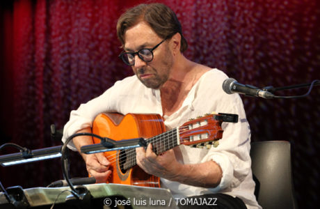 Al Di Meola (48 Festival de Jazz de Vitoria. 2025-07-18) Por José Luis Luna Rocafort [INSTANTZZ AKA Galería fotográfica AKA Fotoblog de jazz, impro… y algo más] - Tomajazz - Al Di Meola actuó en el 48 Festival de Jazz de Vitoria 2025. José Luis Luna Rocafort lo retrata en INSTANTZZ. Actuaron Al Di Meola, Peo Alfonsi, Sergio Martínes