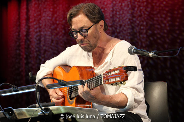 Al Di Meola (48 Festival de Jazz de Vitoria. 2025-07-18) Por José Luis Luna Rocafort [INSTANTZZ AKA Galería fotográfica AKA Fotoblog de jazz, impro… y algo más] - Tomajazz - Al Di Meola actuó en el 48 Festival de Jazz de Vitoria 2025. José Luis Luna Rocafort lo retrata en INSTANTZZ. Actuaron Al Di Meola, Peo Alfonsi, Sergio Martínes