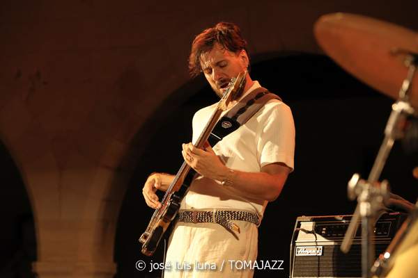 Myles Sanko (Jazz Palma Festival 2025. Castell de Bellver. Palma. 2025-08-07) Por José Luis Luna Rocafort [INSTANTZZ AKA Galería fotográfica AKA Fotoblog de jazz, impro… y algo más] - Tomajazz - Myles Sanko actuó en el Jazz Palma Festival 2025. José Luis Luna Rocafort lo retrata en INSTANTZZ. Actuaron Myles Sanko, Tom O'Grady, Gareth Lumbers, George Cashmore, Jon Mapp, Ric Elsworth