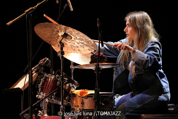 Daniel Román Jazz Quintet (XI JazzEñe 2025. Teatro Victoria Eugenia, Donosti – San Sebastián. 2025-07-26) Por José Luis Luna Rocafort [INSTANTZZ AKA Galería fotográfica AKA Fotoblog de jazz, impro… y algo más] - Tomajazz - Daniel Román Jazz Quintet actuó en XI JazzEñe 2025. José Luis Luna Rocafort lo retrata en INSTANTZZ. Actuaron Daniel Román, Román Filiú, César Filiú, Álvaro del Valle, Naíma Acuña