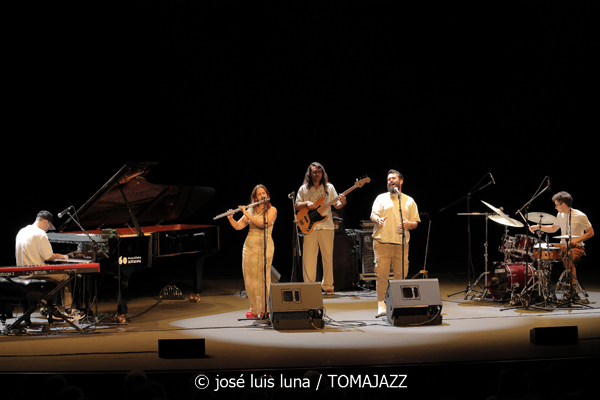 Eme Eme Project (XI JazzEñe 2025. Teatro Victoria Eugenia, Donosti – San Sebastián. 2025-07-25) Por José Luis Luna Rocafort [INSTANTZZ AKA Galería fotográfica AKA Fotoblog de jazz, impro… y algo más] - Tomajazz - Eme Eme Project de Marta Mansilla actuó en XI JazzEñe 2025 en San Sebastián. José Luis Luna Rocafort retrata el concierto en INSTANTZZ. Actuaron Marta Mansilla, David Sancho, Antonio Tomás Sepúlveda, Jesús Caparrós, Rodrigo Ballesteros